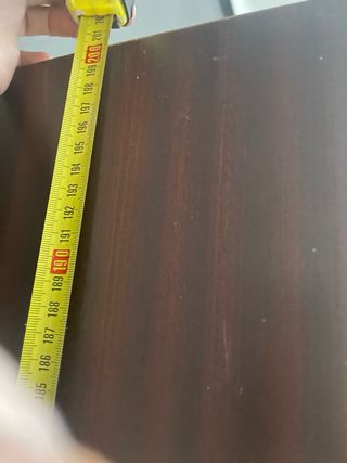 Estanterías de madera marrón