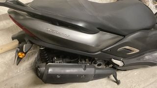 Yamaha Tricity 300 - Moto 3 ruedas con cascos