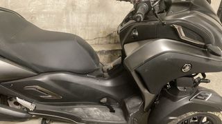 Yamaha Tricity 300 - Moto 3 ruedas con cascos