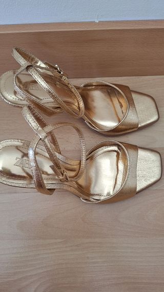 Sandalias Zara doradas tacón