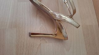 Sandalias Zara doradas tacón