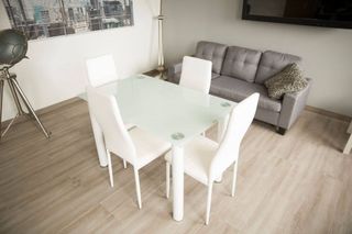 Mesa de vidrio & 4 sillas blancas