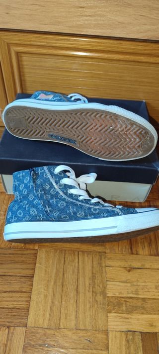 Zapatillas Geox azules estilo Converse.