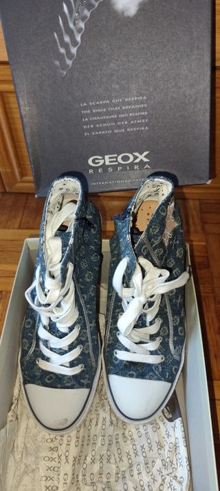 Zapatillas Geox azules estilo Converse.