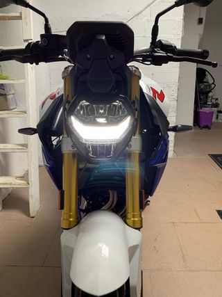 BMW F900R - Moto deportiva