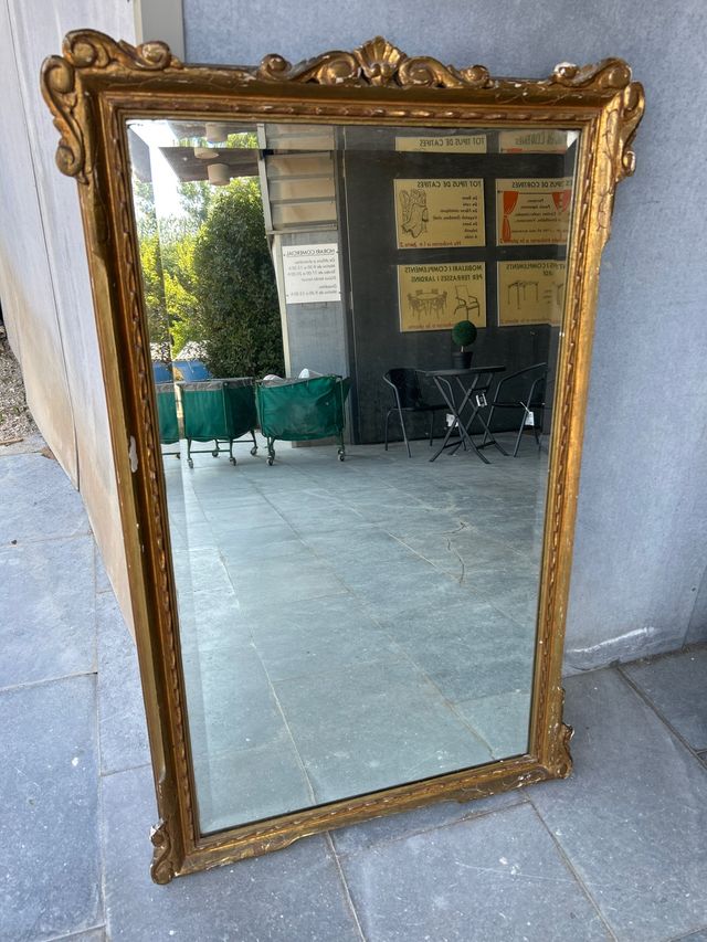 Espejo dorado antiguo