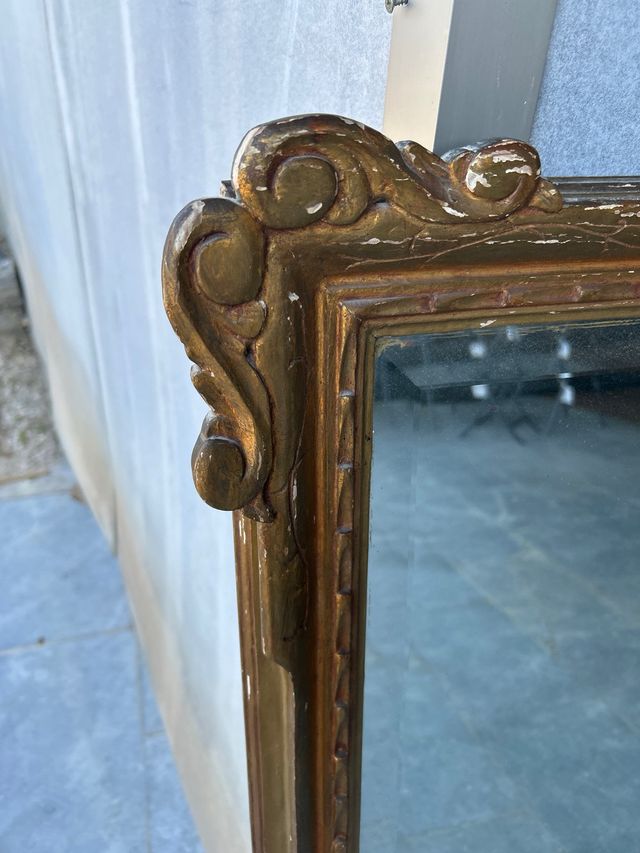 Espejo dorado antiguo