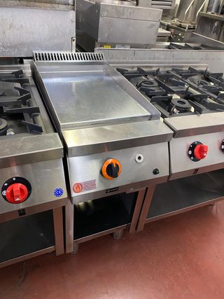 Cocina industrial 4 fuegos + plancha seminueva