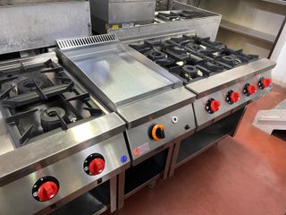 Cocina industrial 4 fuegos + plancha seminueva