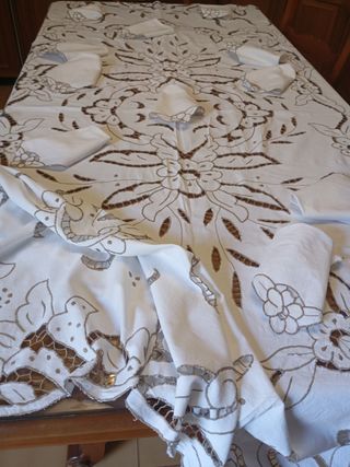 Mantel bordado a mano - 12 piezas