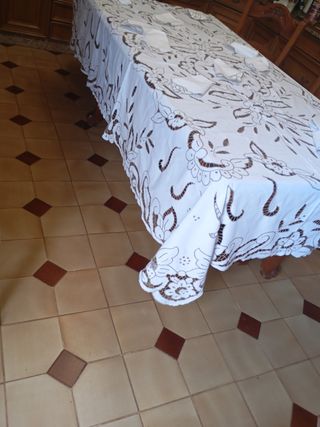 Mantel bordado a mano - 12 piezas