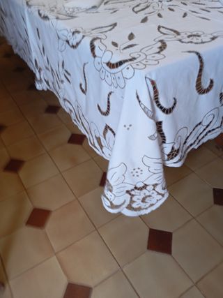 Mantel bordado a mano - 12 piezas