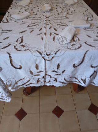 Mantel bordado a mano - 12 piezas