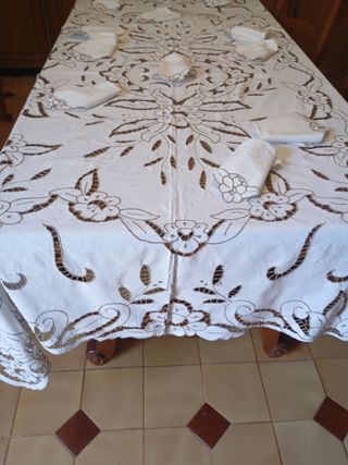 Mantel bordado a mano - 12 piezas