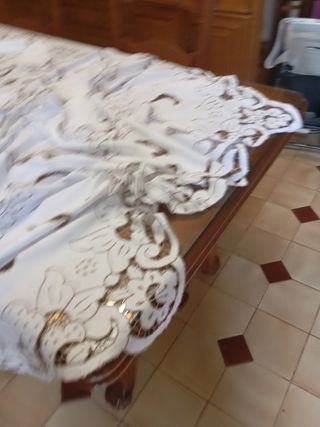 Mantel bordado a mano - 12 piezas
