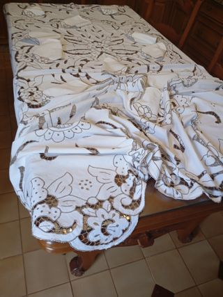 Mantel bordado a mano - 12 piezas