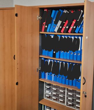 Schedario in legno marrone e grigio