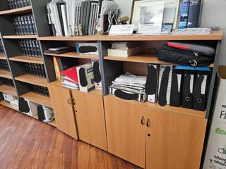 Schedario in legno marrone e grigio