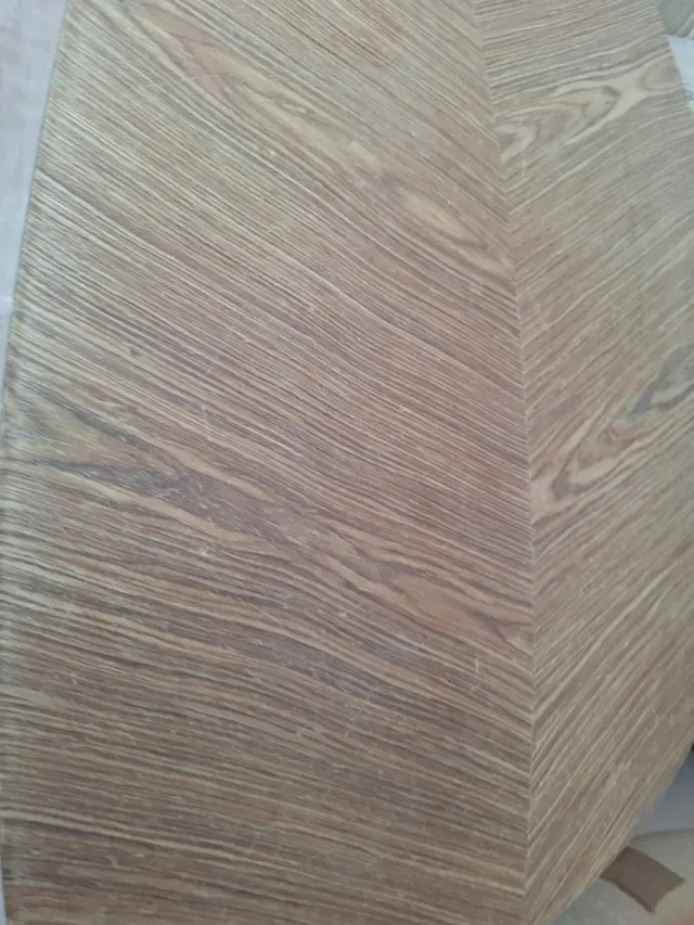 Mesa auxiliar hoja - marrón y negra.Hace 106x53.