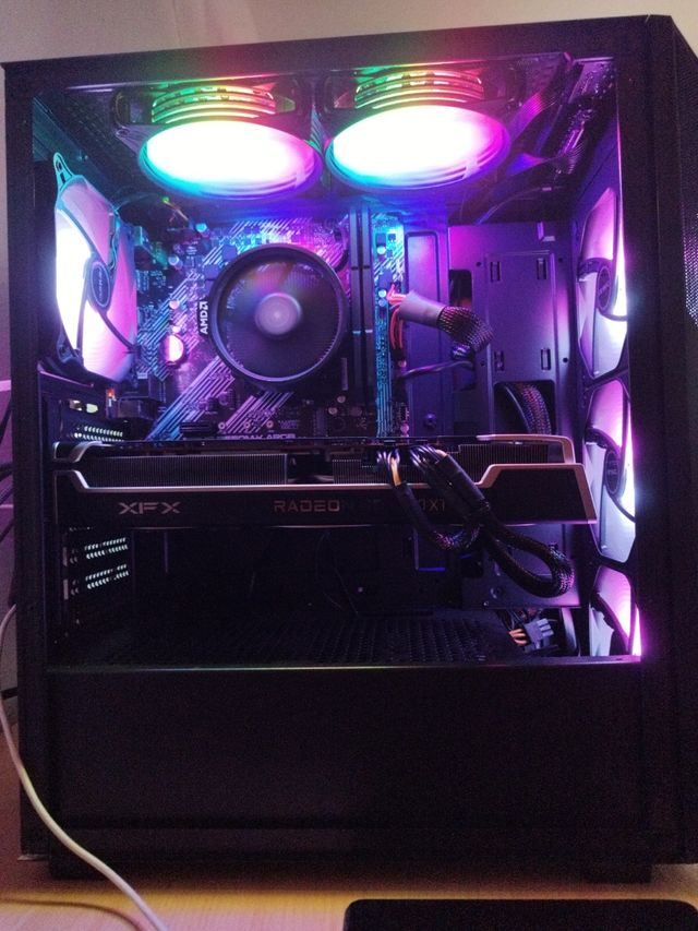 PC Gaming RX 6750XT + CPU Ryzen 5500+32GB RAM.