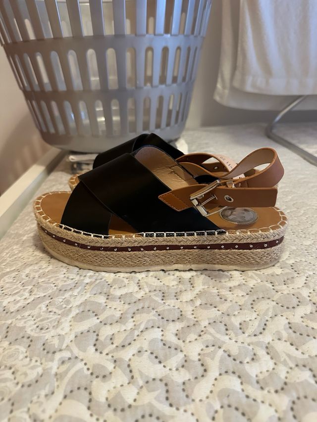 Sandalias plataforma negras y marrón