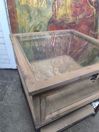 Vitrina. mesa auxiliar