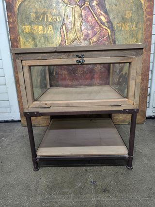 Vitrina. mesa auxiliar