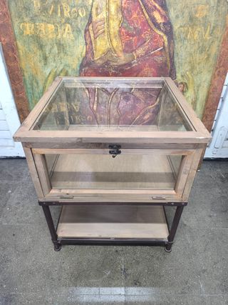 Vitrina. mesa auxiliar