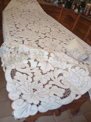 Mantelería lino  beige tallada y bordada amano