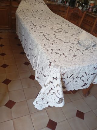 Mantelería lino  beige tallada y bordada amano