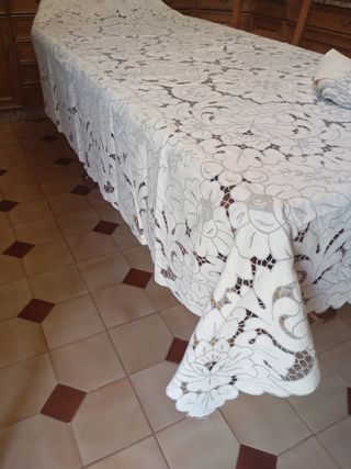 Mantelería lino  beige tallada y bordada amano