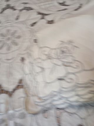 Mantelería lino  beige tallada y bordada amano