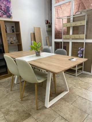 Mesa extensible nórdica + 4 sillas de tela