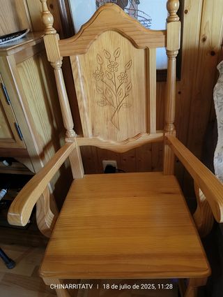 Mesa extensible + 4 sillas + 2 sillones y camarera