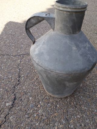 Jarrón antiguo de metal