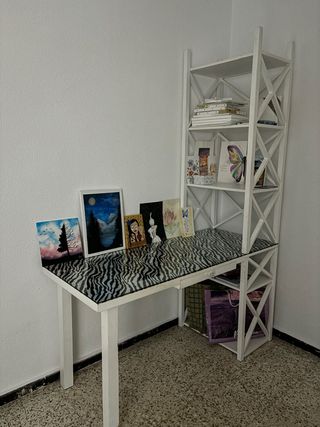 Escritorio blanco con estantería