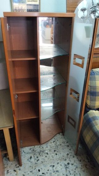 Vitrina marrón de madera y cristal