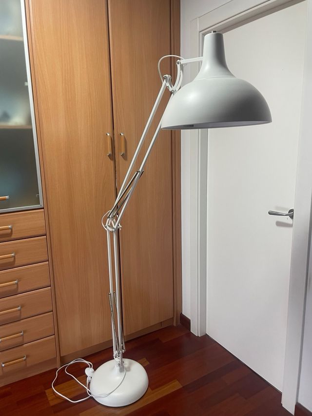 Lámpara pie articulada blanca
entrega en mano