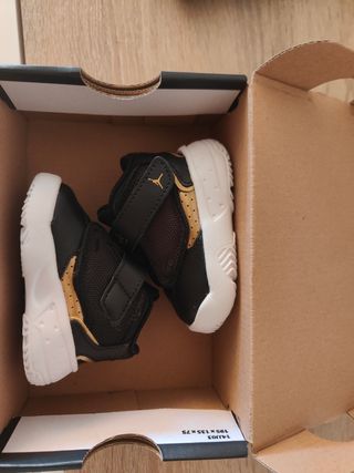 Zapatillas Jordan bebé - Negro/Dorado