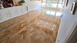 Acuchillado y barnizado de parquet.. 643-831-836 