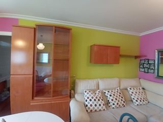 Mueble salón madera con vitrina