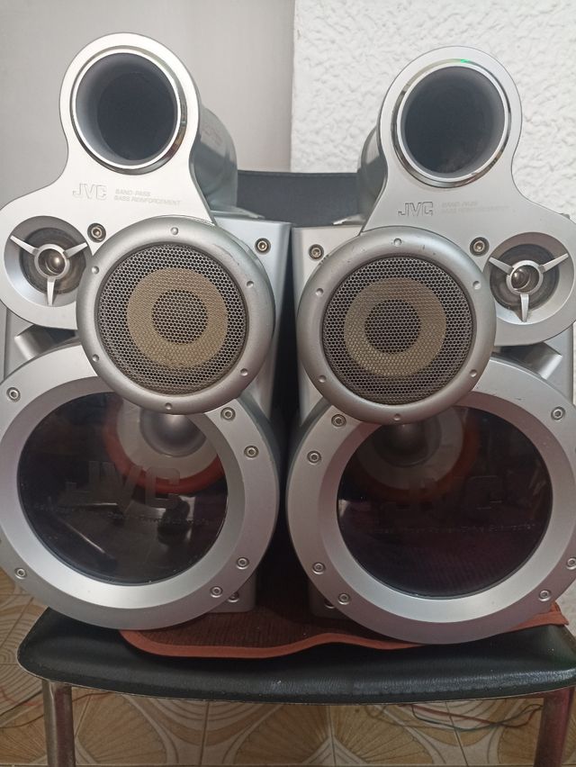 Altavoces JVC grises - sonido potente