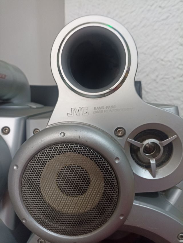 Altavoces JVC grises - sonido potente