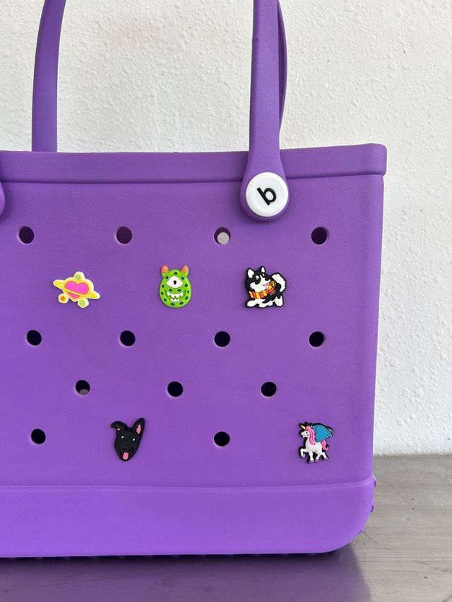 Bolsa Playera Morada con Charms
