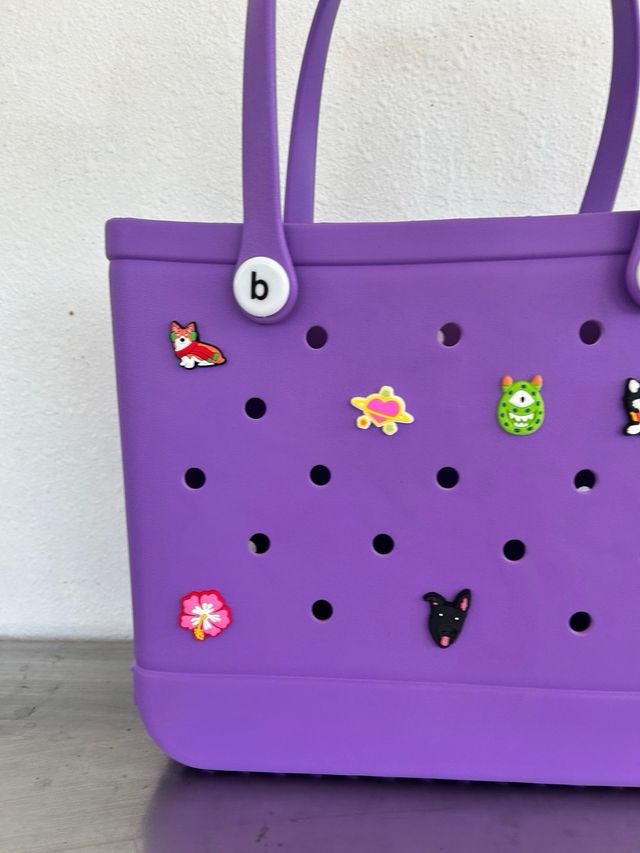 Bolsa Playera Morada con Charms