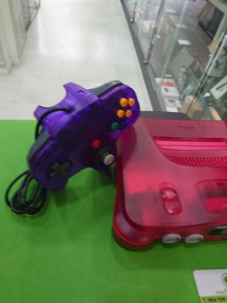 Nintendo 64 roja y mando morado