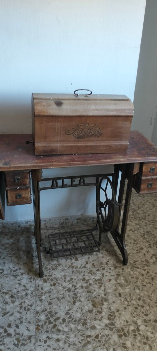 Máquina coser Alfa antigua