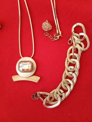 Collar, pulsera y pendientes dorados