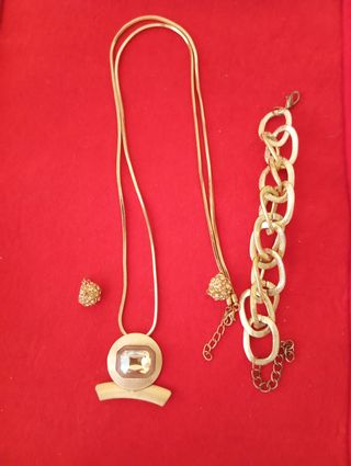 Collar, pulsera y pendientes dorados