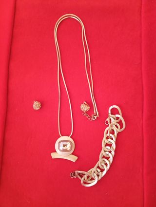 Collar, pulsera y pendientes dorados